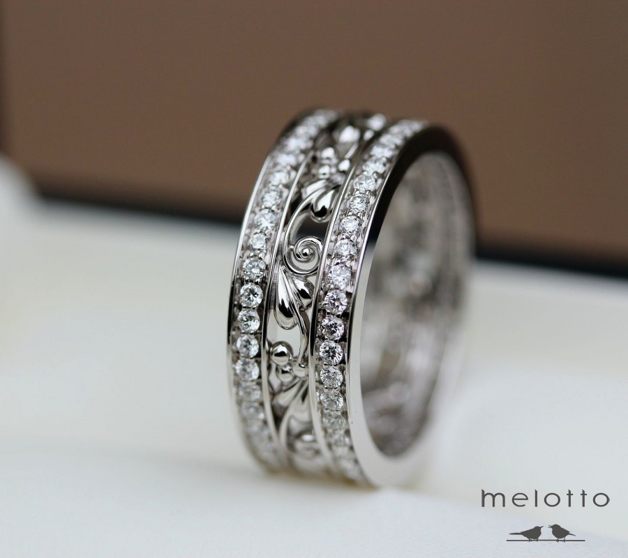 Женское обручальное кольцо с бриллиантом