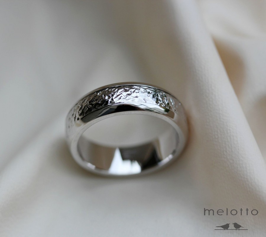 Женское обручальное кольцо из белого золота