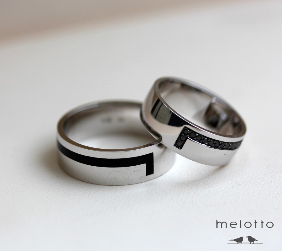 Обручальные кольца в белом золоте с черной эмалью и бриллиантами