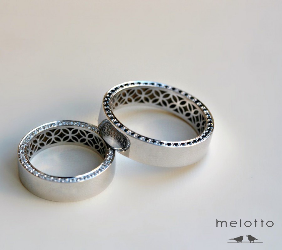 Обручальные кольца с черными и белыми бриллиантами в торце