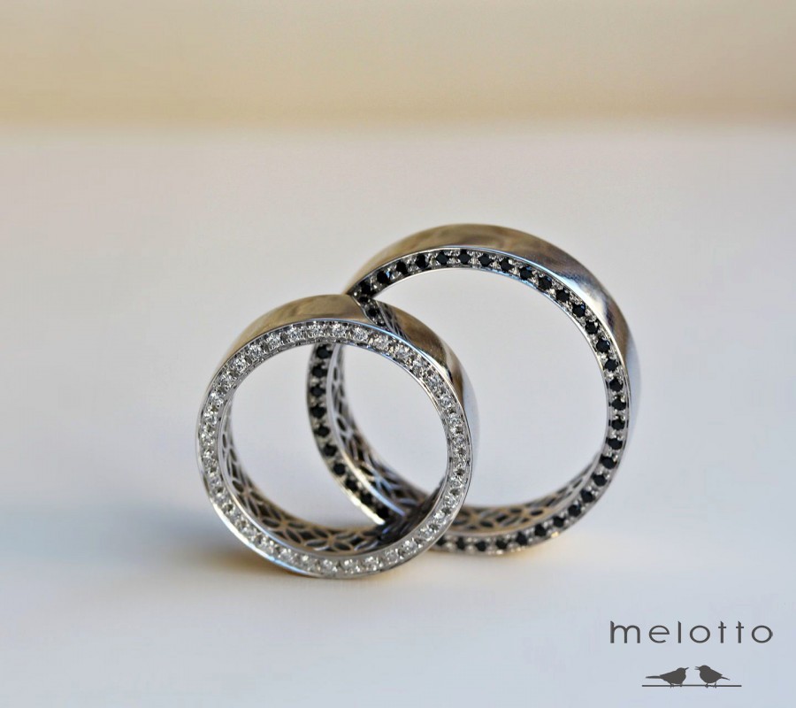 Обручальные кольца с черными и белыми бриллиантами