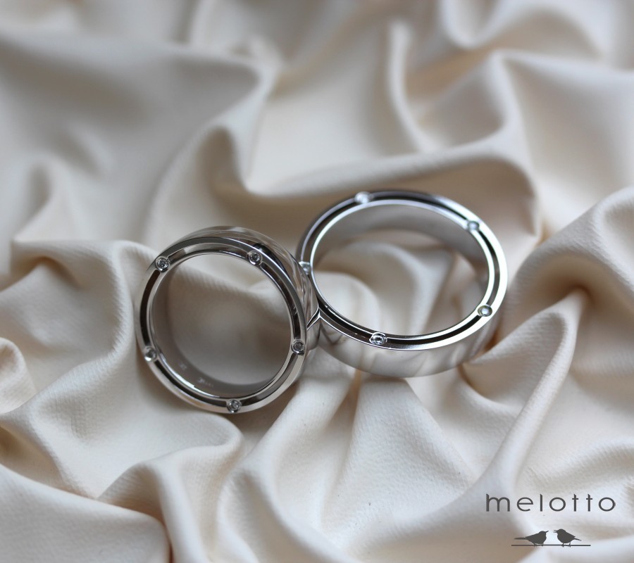 Перные обручальные кольца из белого золота с бриллиантами