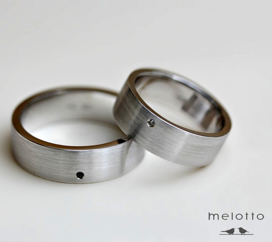 Плоские обручальные кольца с бриллиантами