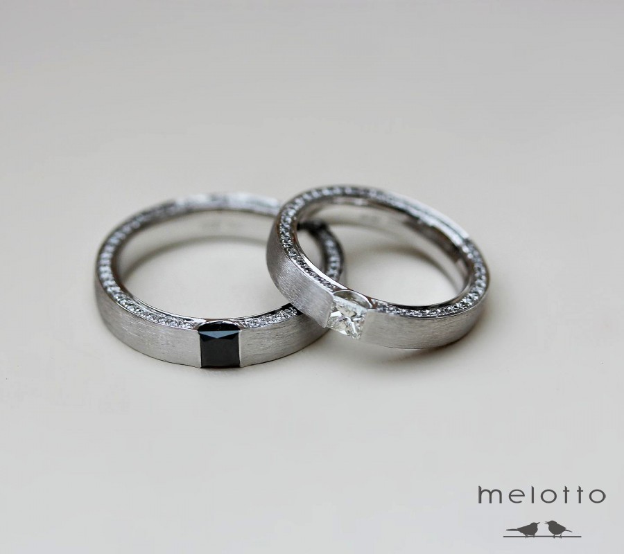 Сатинированные обручальные кольца с бриллиантами в торце