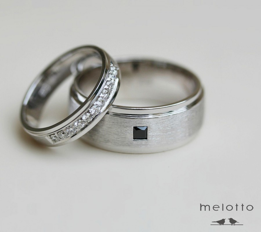 Сатинированные обручальные кольца с бриллиантами