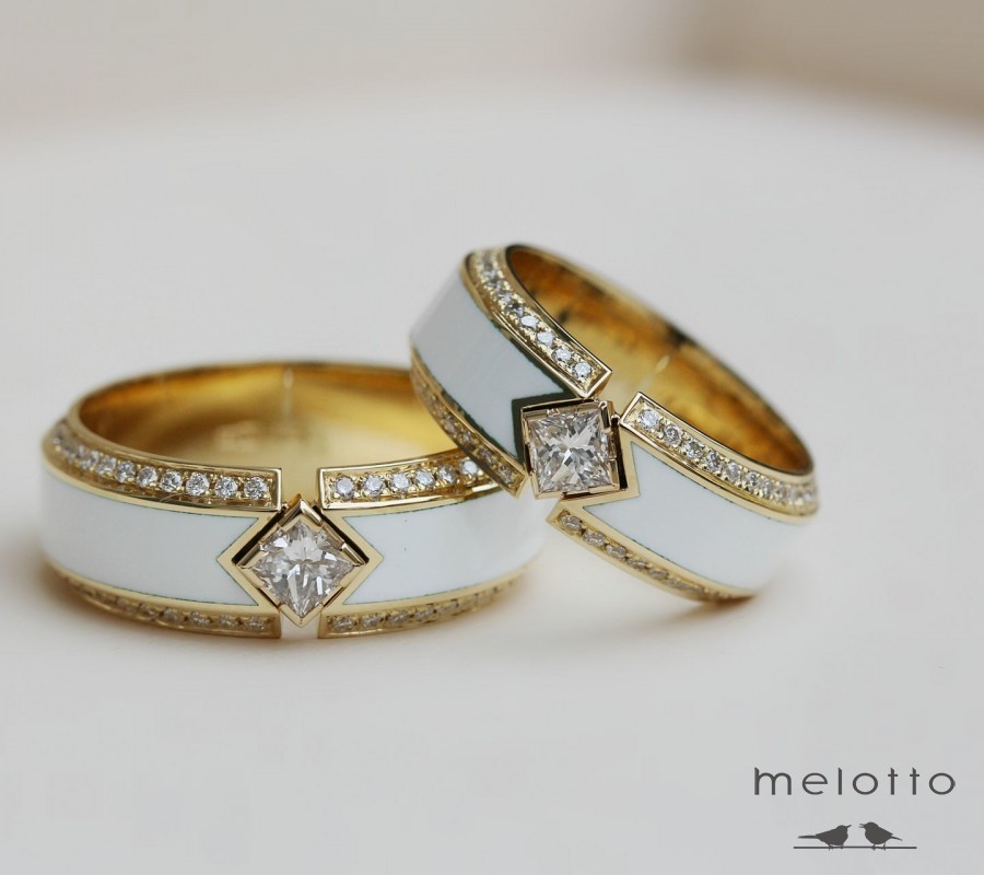 Восхитительные обручальные кольца с бриллиантами и белой эмалью
