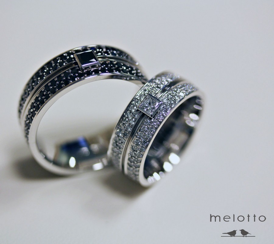 Обручальная пара колец с чёрными и белыми бриллиантами