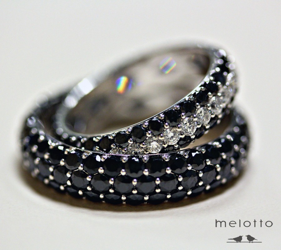 Обручальные кольца с чёрными и белыми бриллиантами.