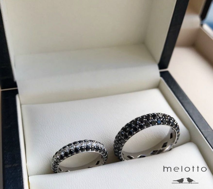 Обручальная пара калец с чёрными и белыми бриллиантами