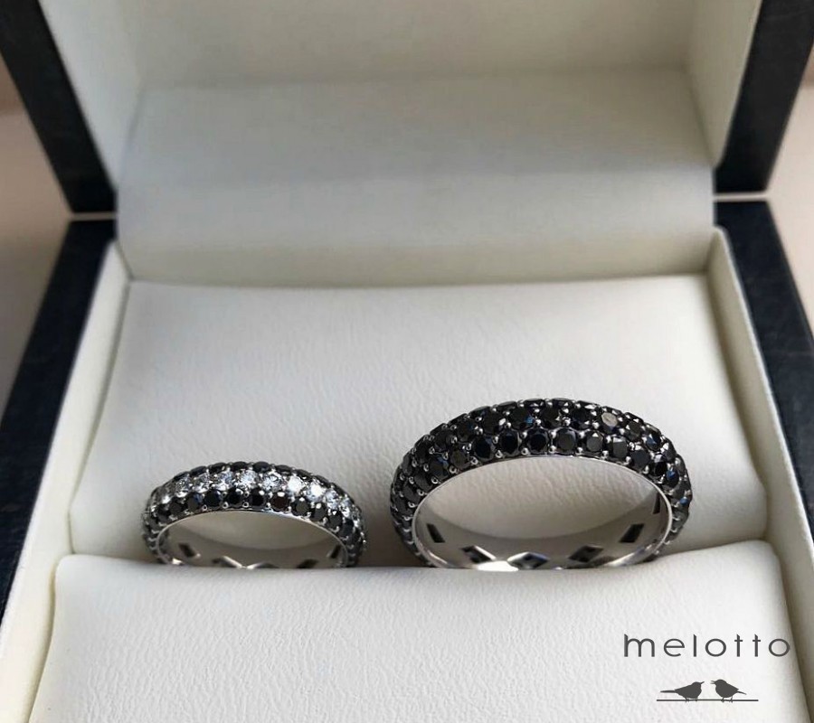Парные обручальные кольца с чёрными и белыми бриллиантами
