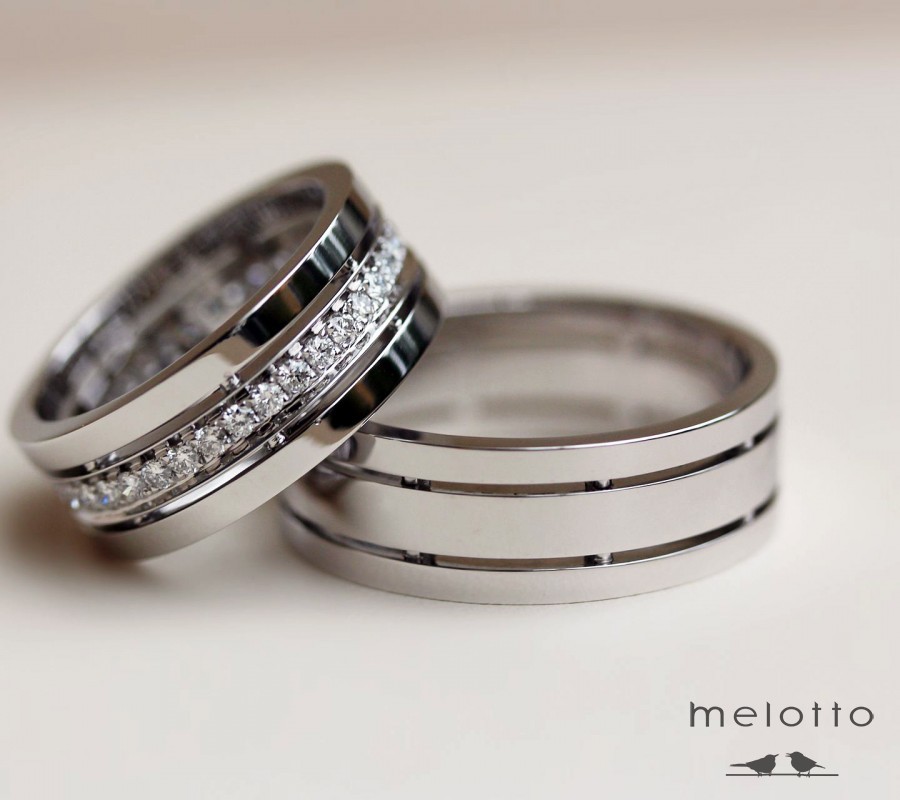 Широкие обручальные кольца из белого золота с бриллиантами