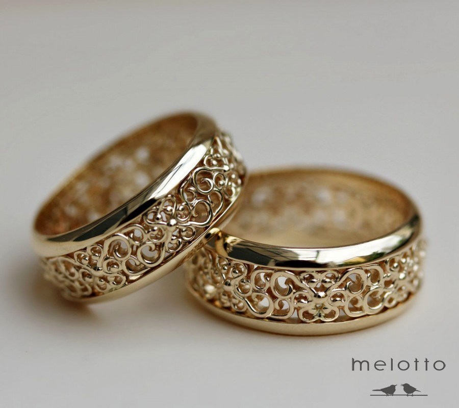 Обручальные кольца из жёлтого золота.