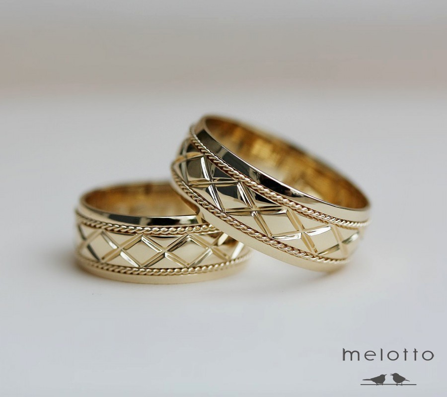 Обручальные кольца из жёлтого золота с плетёной косой