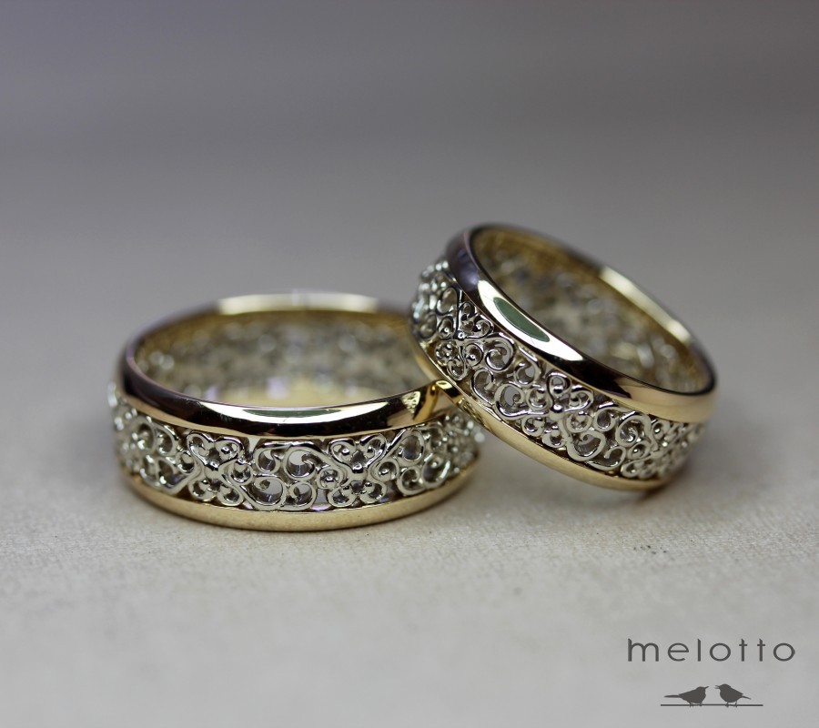 Обручальные кольца в белом и желтом золоте с узором