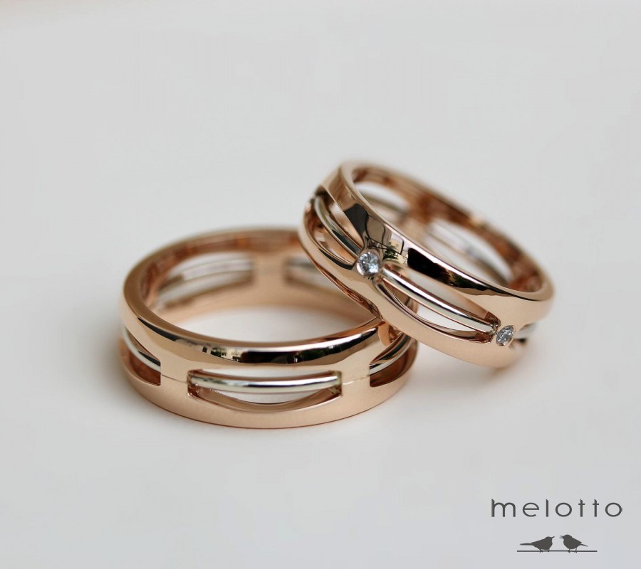 Двухцветные обручальные кольца.