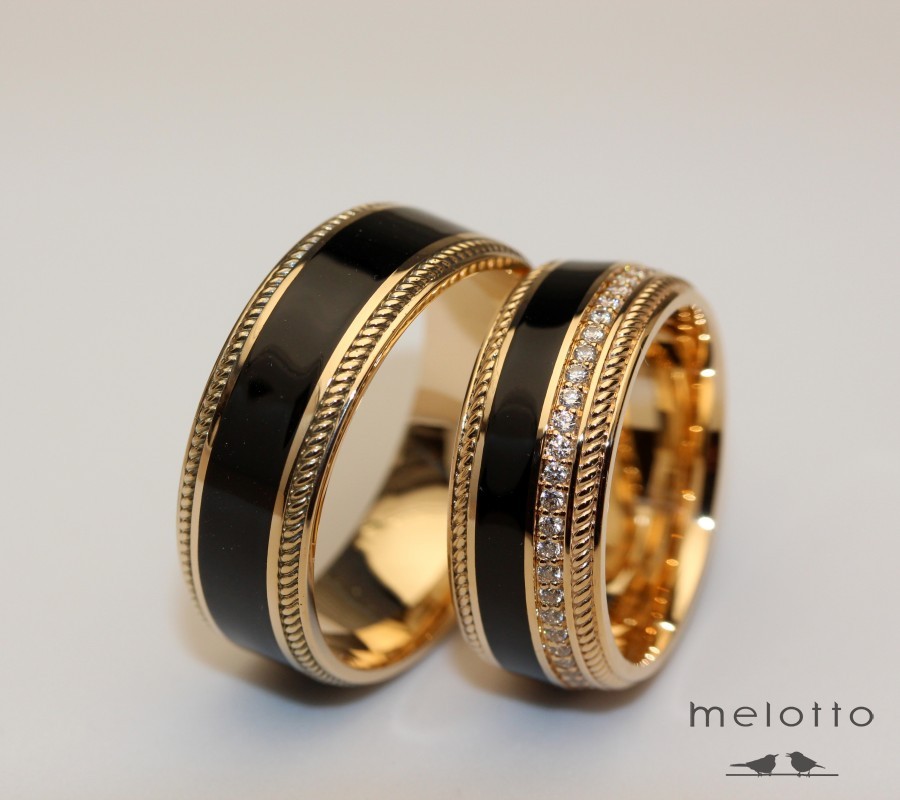 Обручальные кольца в желтом золоте с эмалью