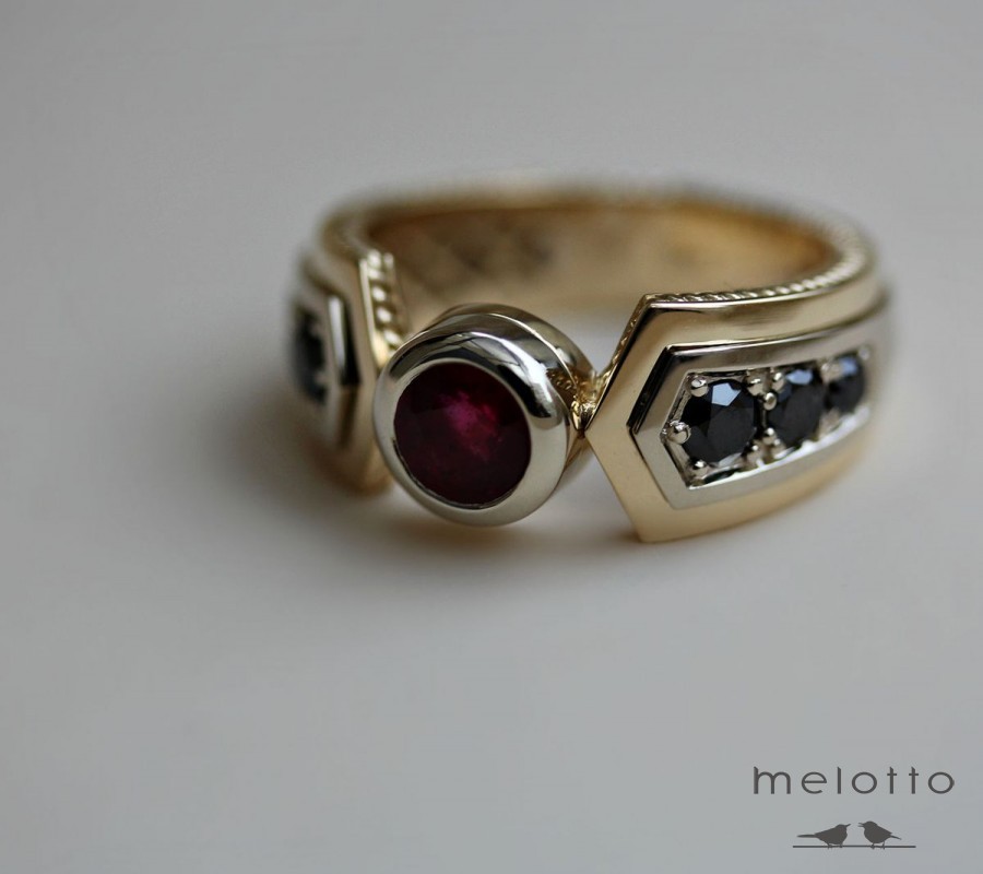 Печатка с рубином Фото