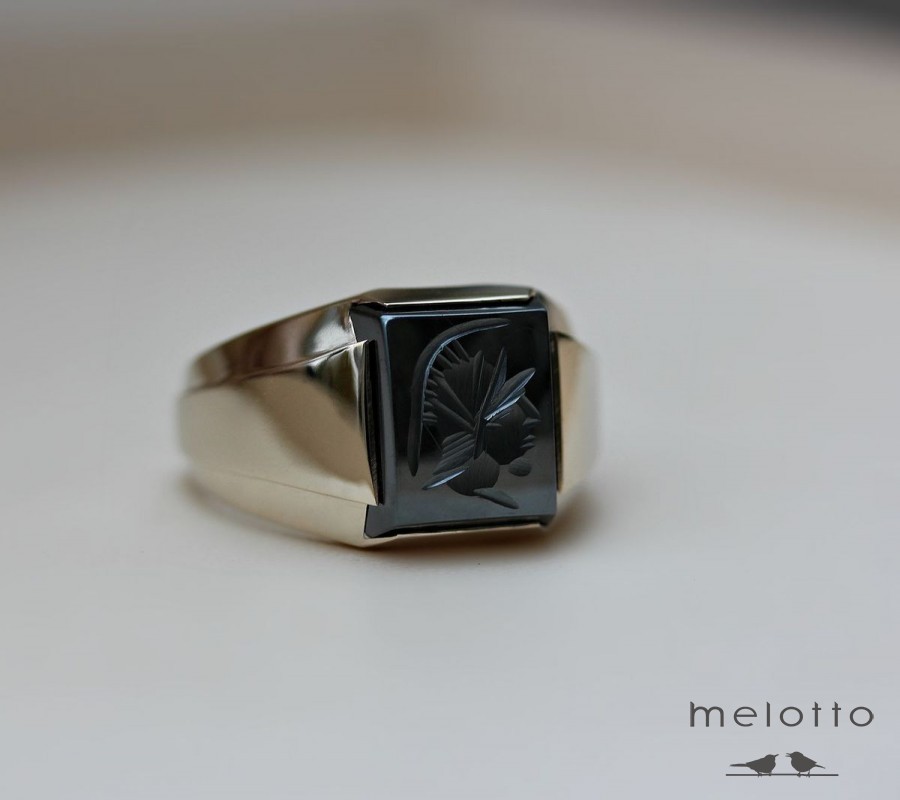 Перстень из золота с художественной резьбой на камне