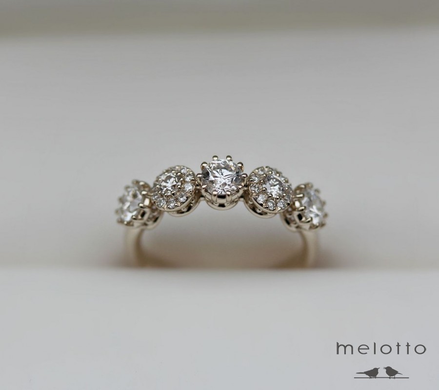 Помолвочное кольцо из белого золота с бриллиантами