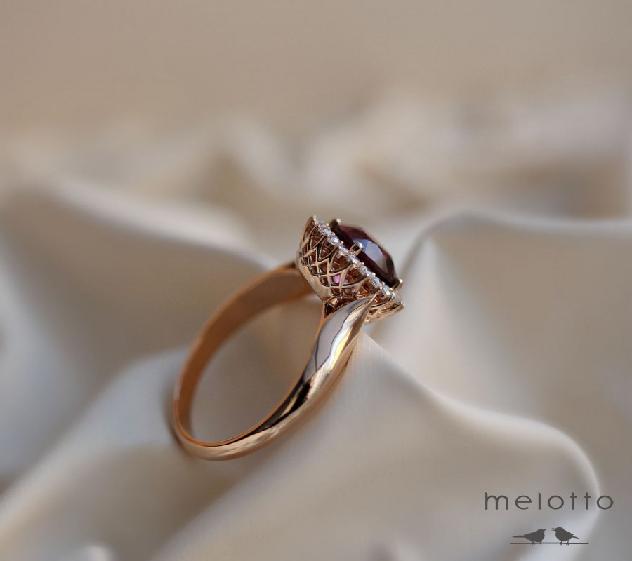 Женское кольцо с гранатом