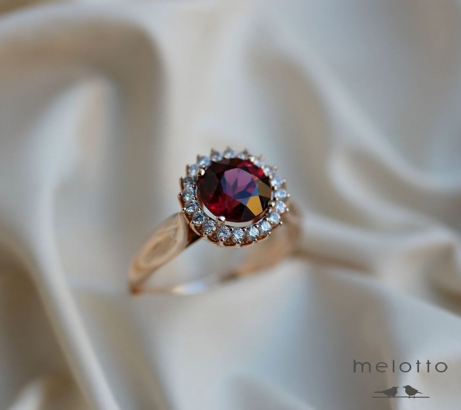 Женское золотое кольцо с гранатом и бриллиантами