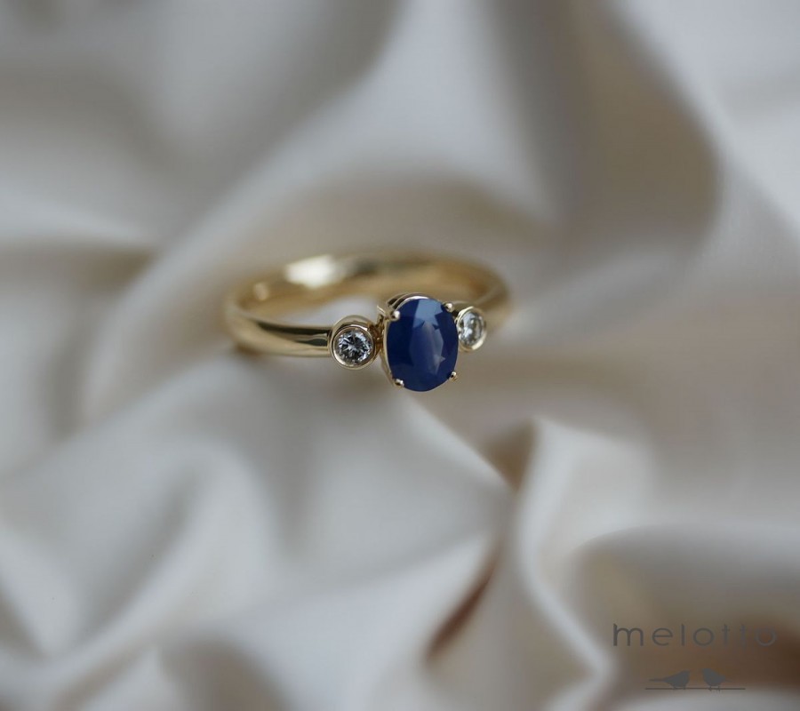 Кольцо с сапфиром и бриллиантами