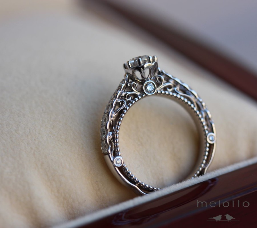 Кольцо с бриллиантом