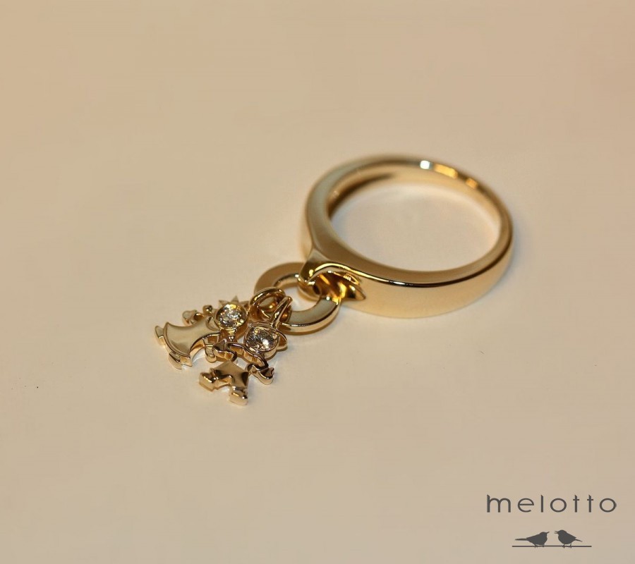 Золотое кольцо с бриллиантами на рождение детей