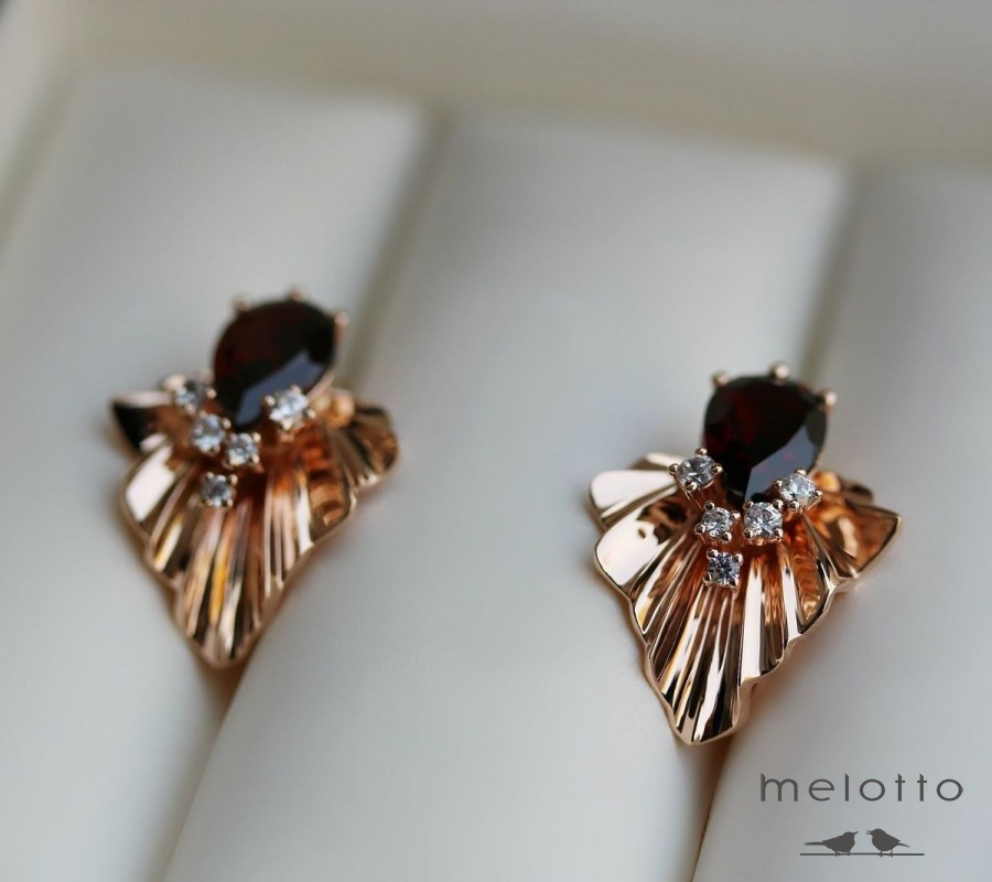 Серьги из розового золота с гранатом и бриллиантами