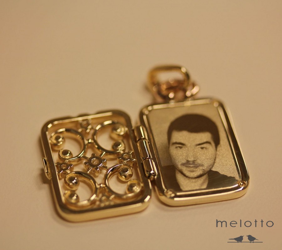 Медальон с фотографией нанесённой на золотую поверхность