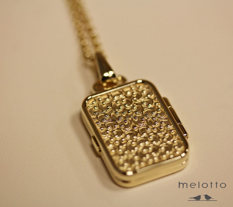 Медальон открывающийся с золотой фотографией