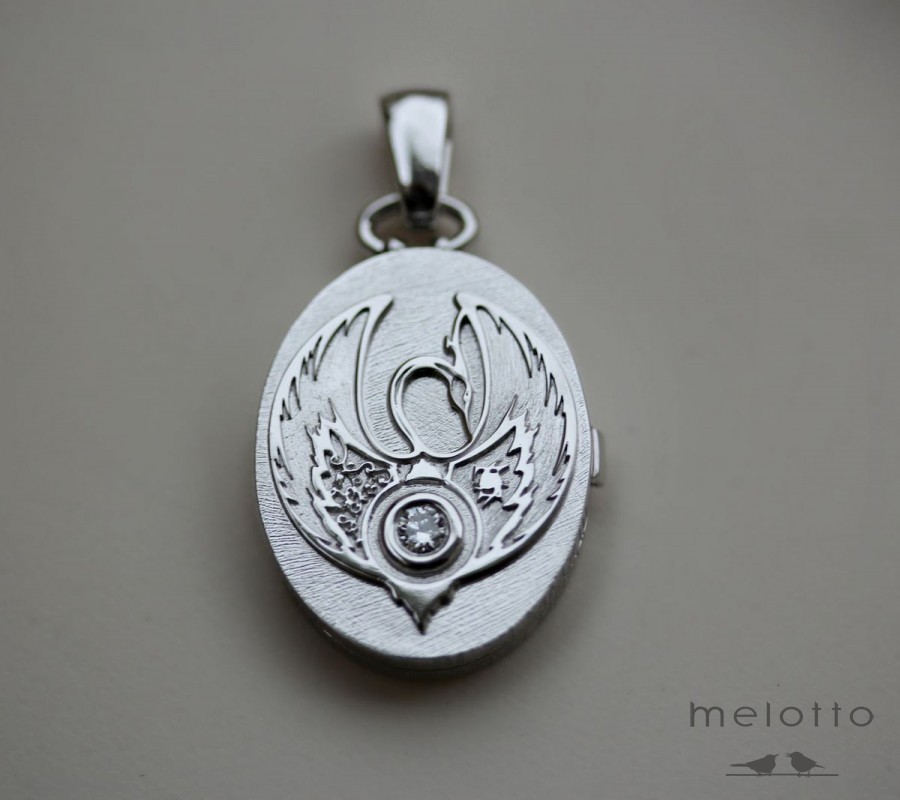 Медальон из золота под две фотографии