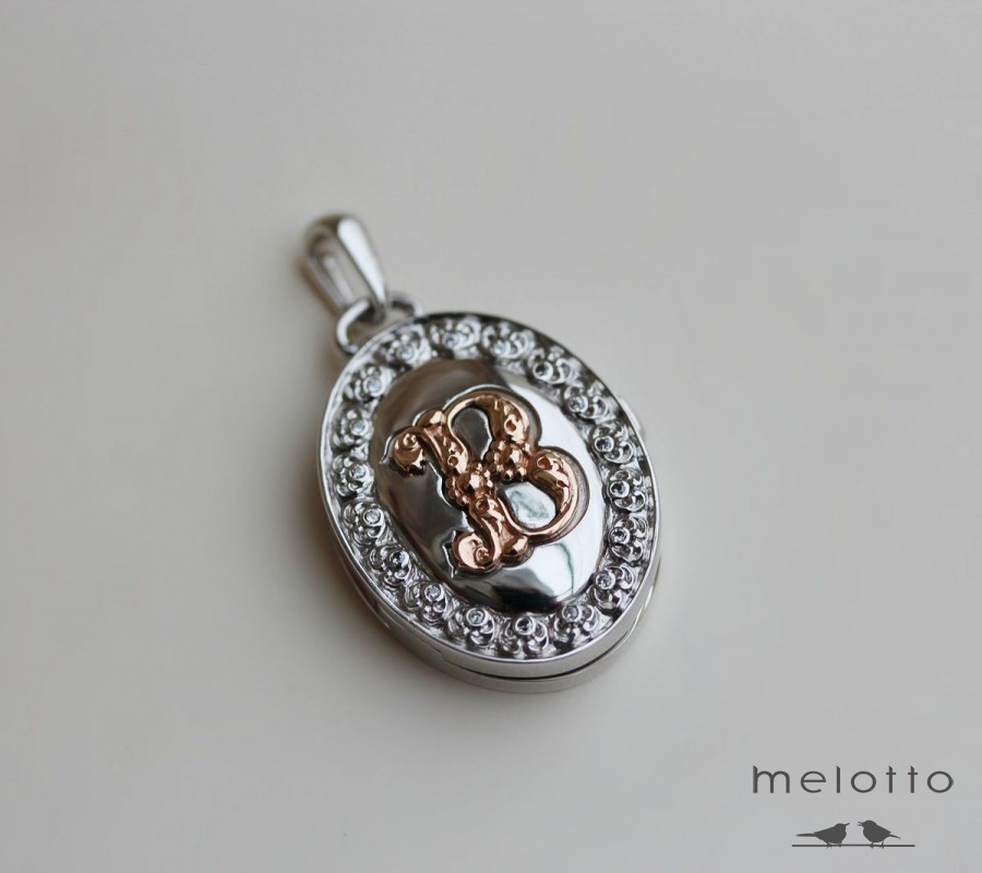 Золотой медальон под фото с инициалом