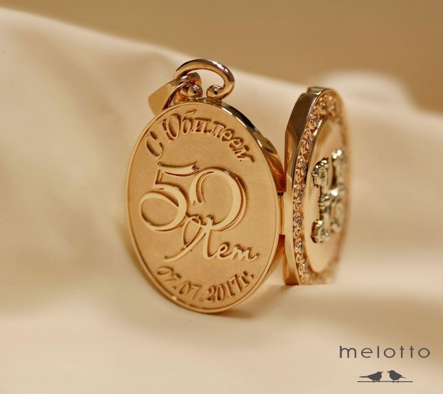 Золотой медальон для фотографий на юбилей